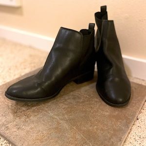 Size 7 Women’s Vegan Leather Ankle Boots